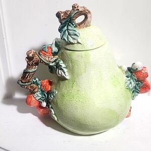 Vintage Heritage Mint Collectibles Decorative Ceramic Tea Pot Pear & Str…